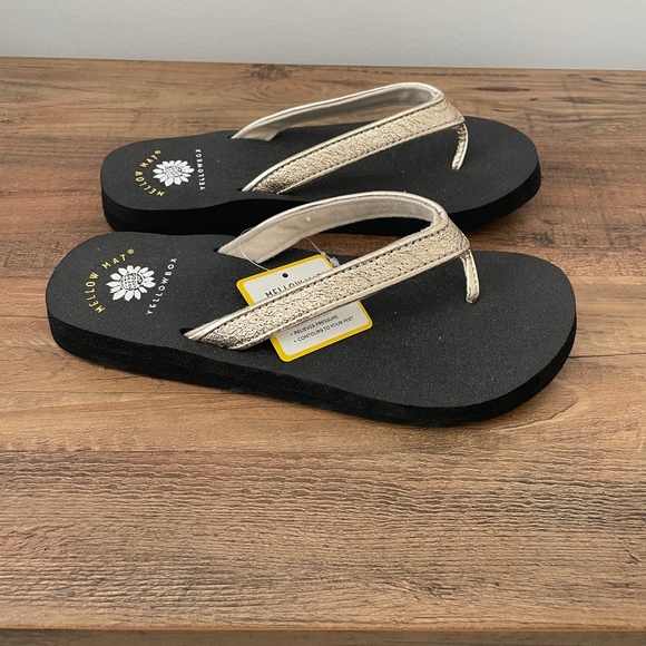 Yellow box Mellow Mat flip flops with metallic gold straps.  Size 7.5, NWT - Picture 1 of 6